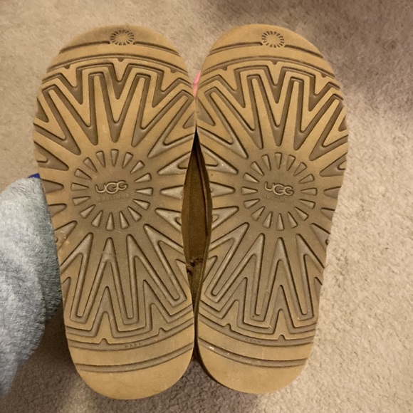 Classic Short Ugg Boot in Chestnut. - Picture 4 of 7